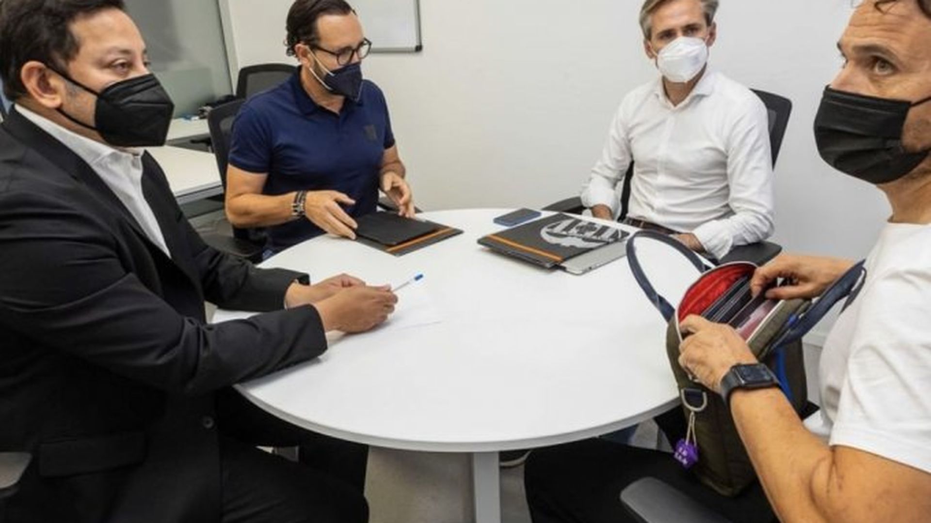 anil_murthy_corona_bordalas_y_javier_vidal_foto_valencia_cf_002.jpeg anil_murthy_corona_bordalas_y_javier_vidal_foto_valencia_cf_002.jpeg