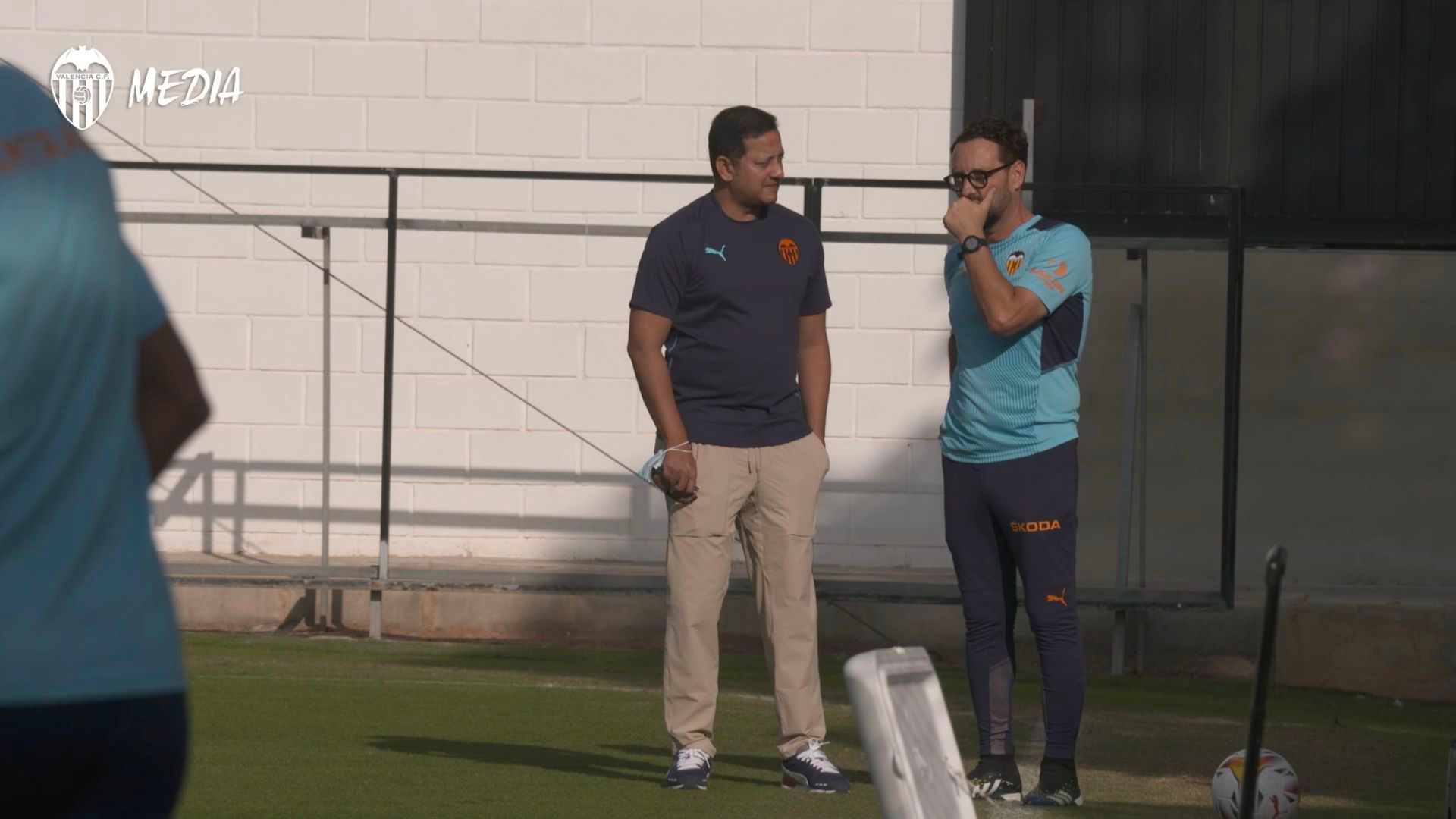 anil_murthy_habla_con_bordalas_durante_el_entrenamiento.png