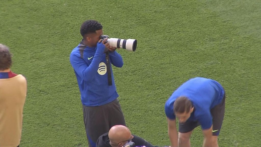 Ansu Fati se convierte en fotógrafo en el Westfalenstadion y demuestra junto a Fermín el buen rollo en el Barça