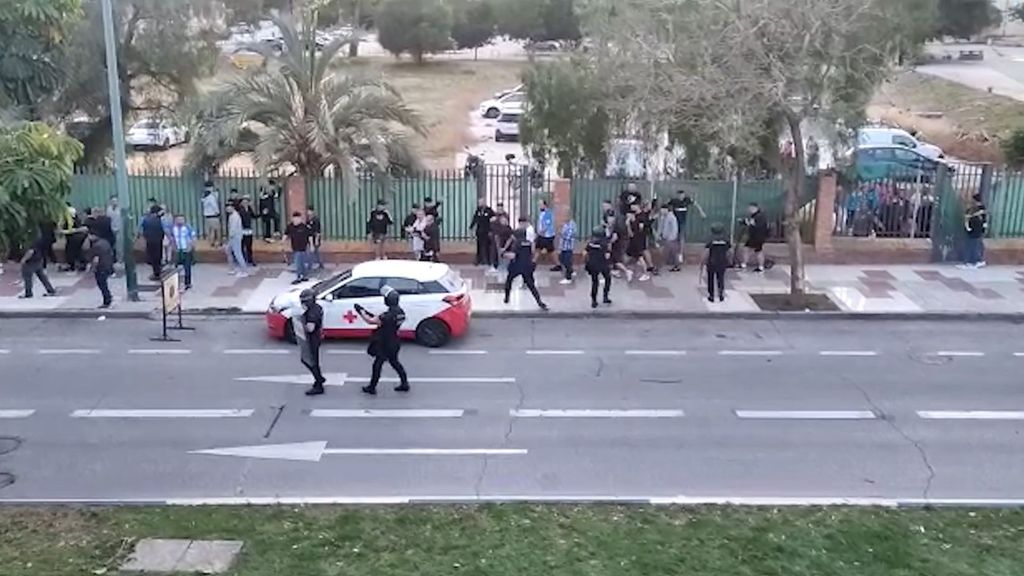 Los antidisturbios abren fuego para dispersar a los radicales del Málaga
