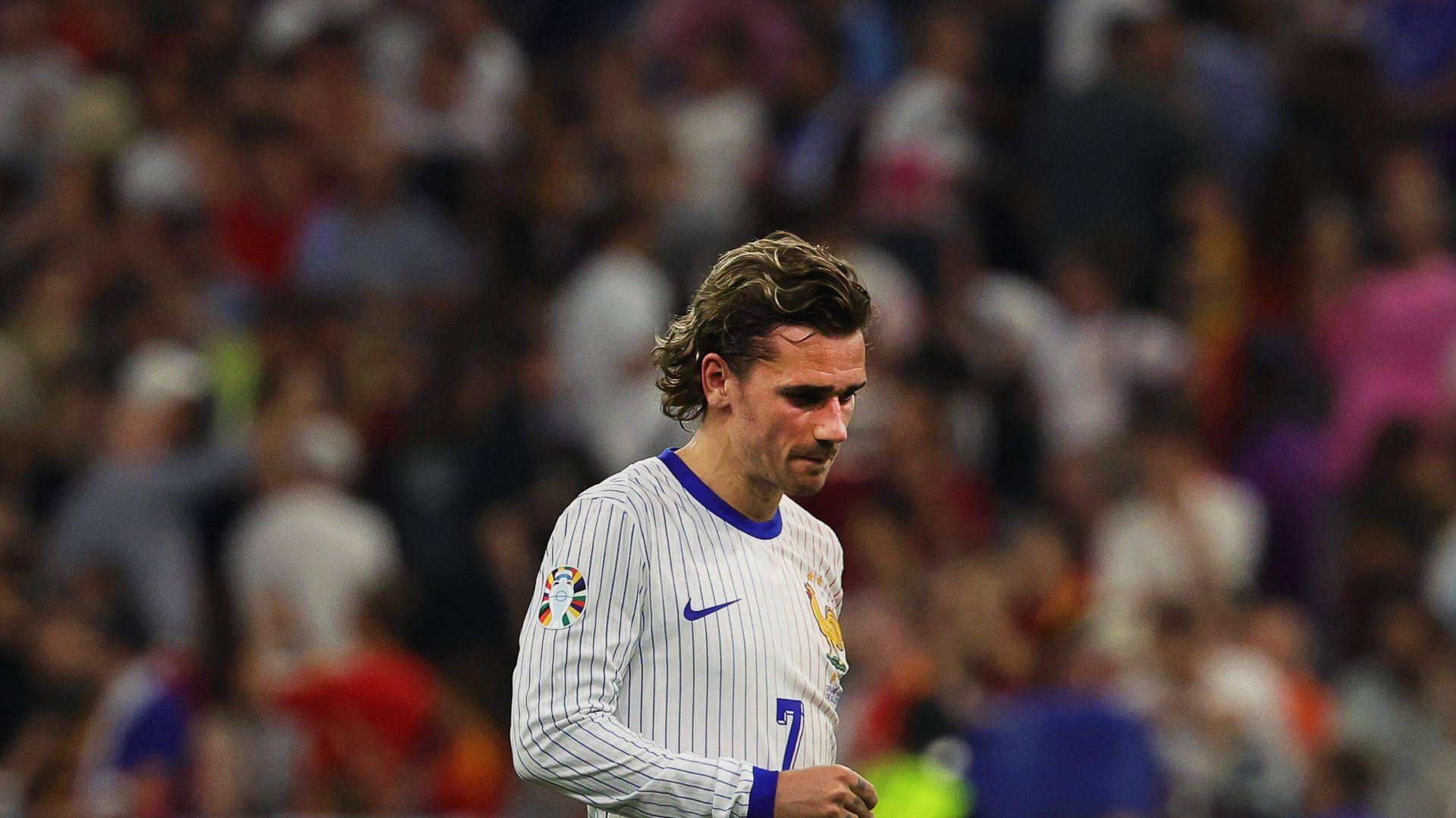 antoine_griezmann_cabizbajo_durante_el_espana_francia_de_la_eurocopa_foto_cordon_press.jpg