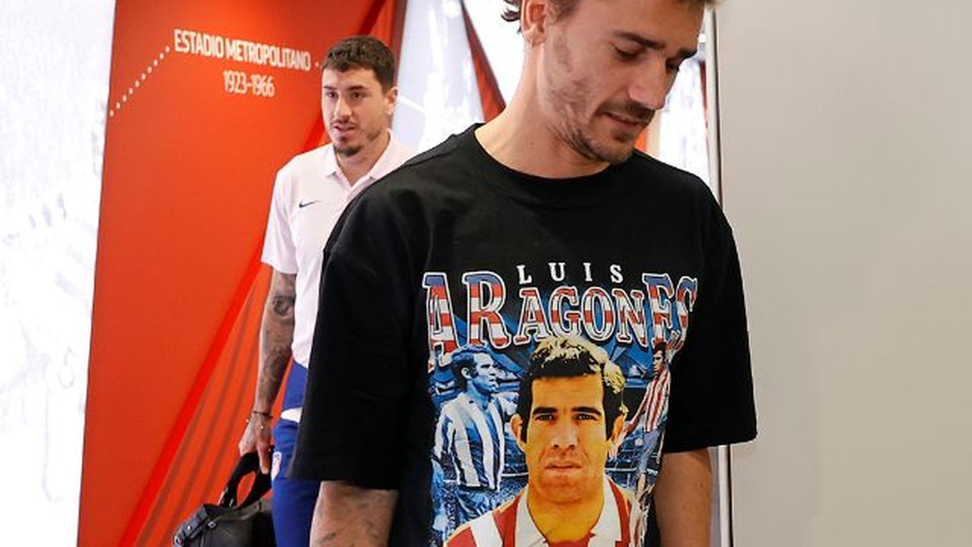 antoine_griezmann_con_una_camiseta_de_luis_aragones_antes_de_enfrentarse_ante_el_sevil.png antoine_griezmann_con_una_camiseta_de_luis_aragones_antes_de_enfrentarse_ante_el_sevil.png