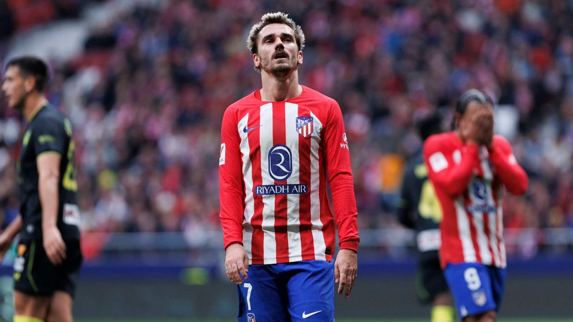 antoine_griezmann_se_lamenta_de_una_ocasion_en_el_atletico_almeria_foto_cordon_press_001.jpg