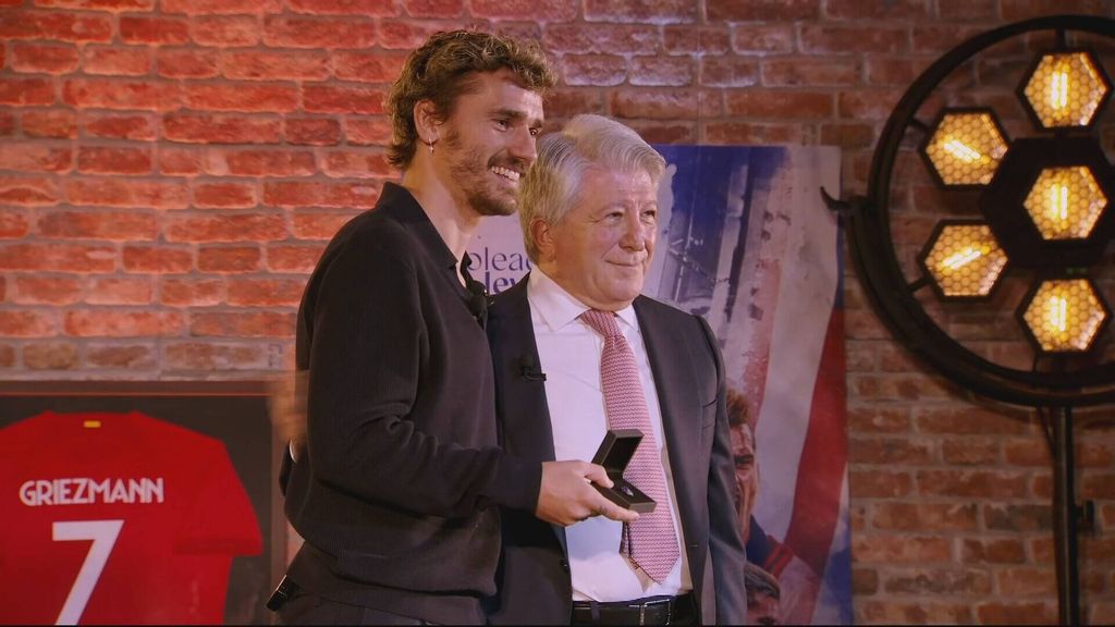 Enrique Cerezo le entrega la medalla Oro Brillante del club a Griezmann en su homenaje
