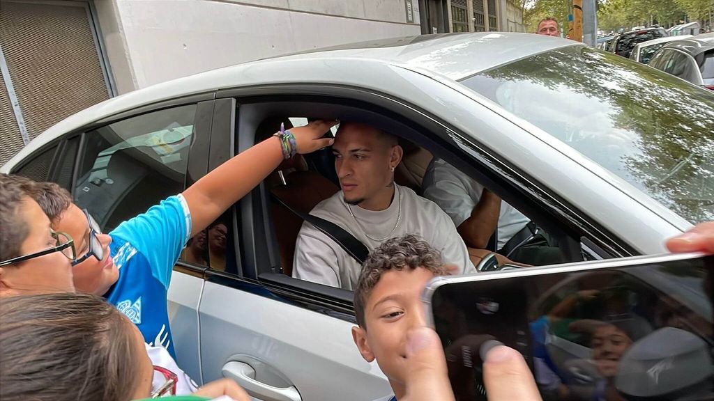 El cariño del beticismo a Antony a la salida del entrenamiento del Betis