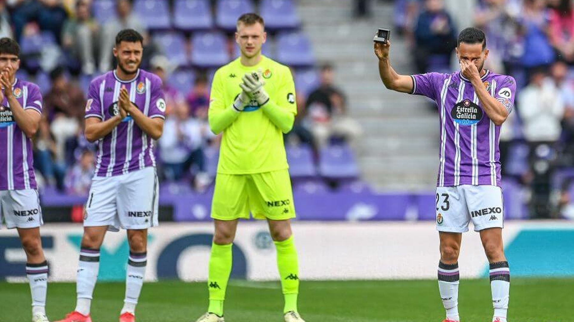 anuar_tuhami_en_lagrimas_tras_su_homenaje_y_despedida_en_el_nuevo_jose_zorrilla_jpeg.jpeg anuar_tuhami_en_lagrimas_tras_su_homenaje_y_despedida_en_el_nuevo_jose_zorrilla_jpeg.jpeg