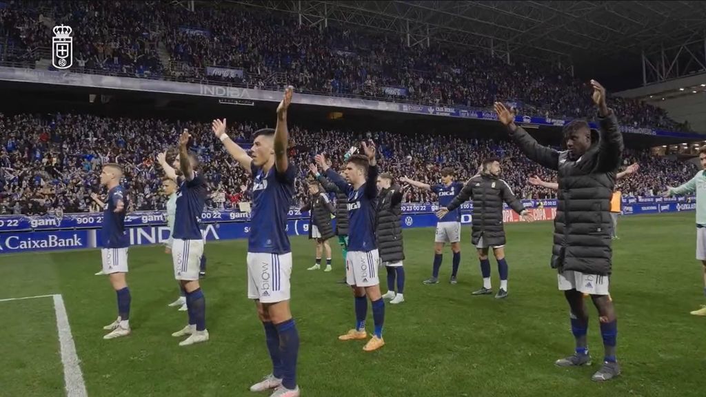 Jugadores y aficionados del Real Oviedo aplauden tras caer en Copa del Rey ante el Atlético de Madrid