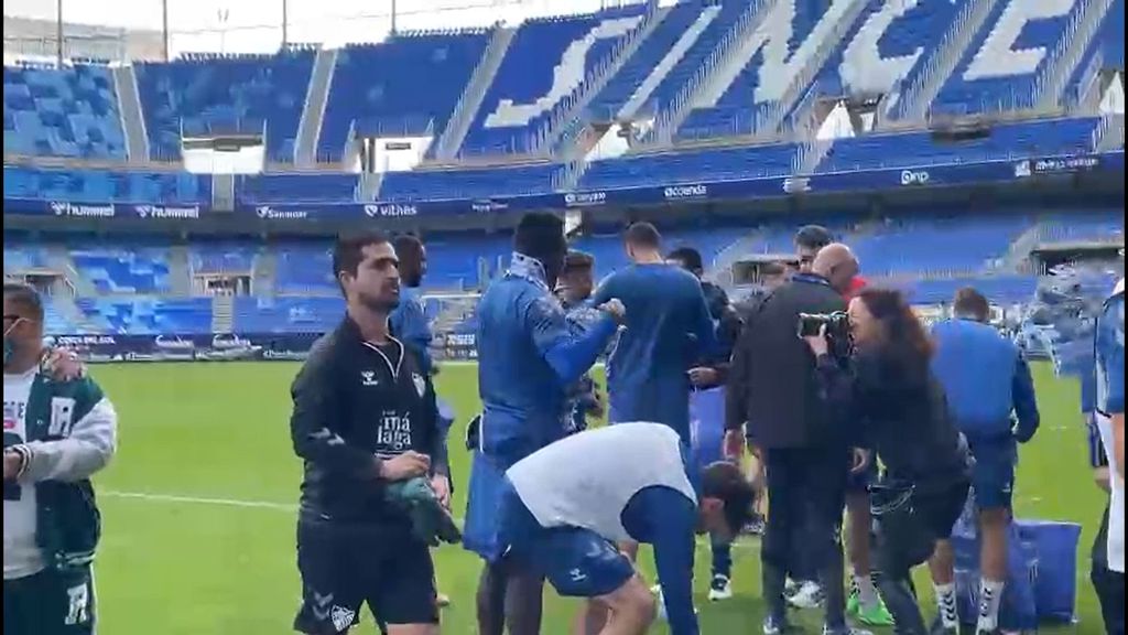 Appiah posa con la bufanda del Málaga