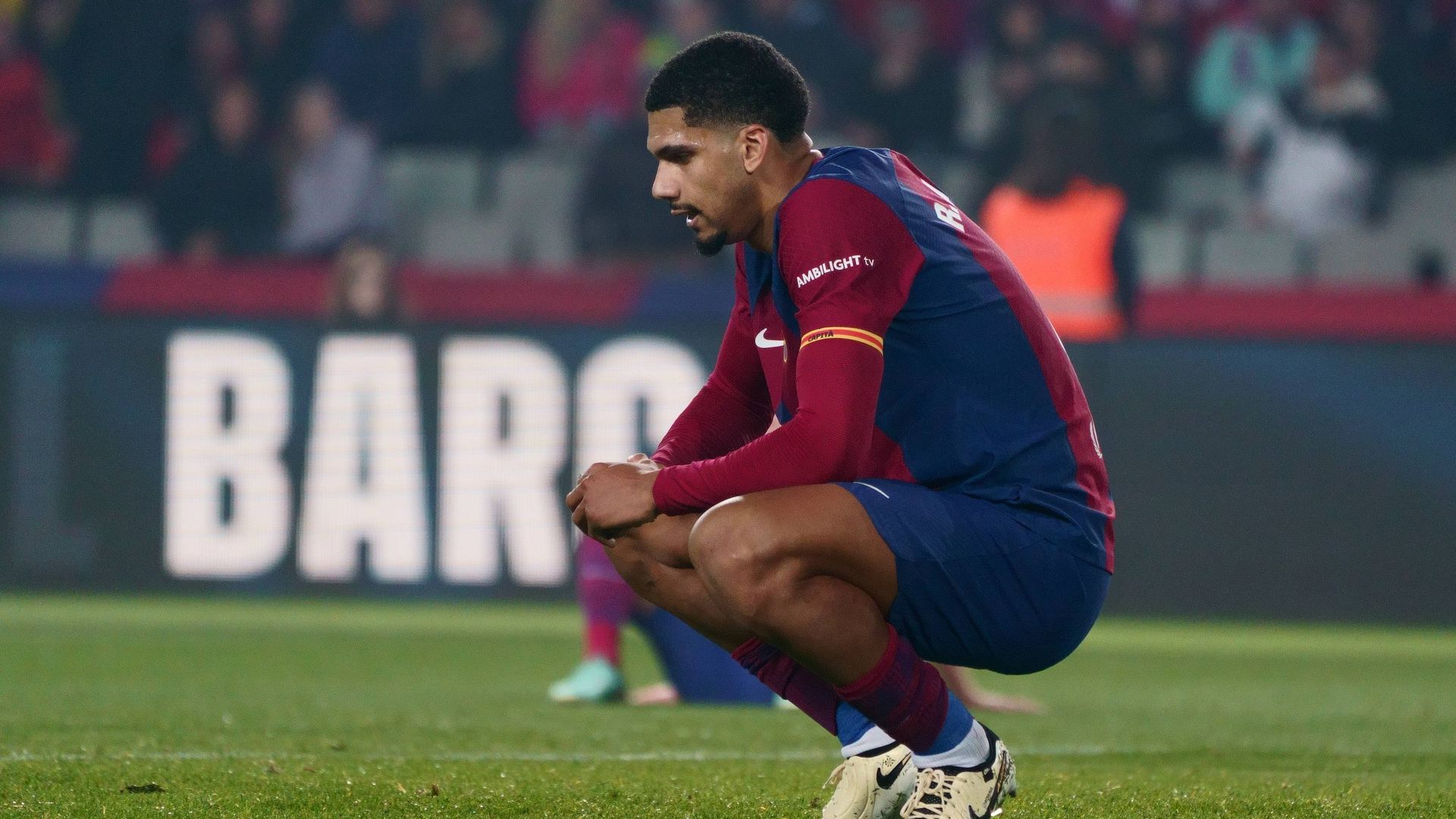 araujo_agachado_durante_el_barcelona_villarreal_001.jpg araujo_agachado_durante_el_barcelona_villarreal_001.jpg