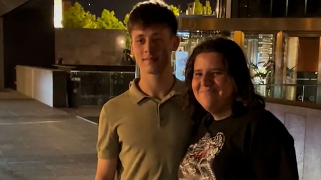 (Mediaset) Arda Güler conquista la noche madrileña: no paró de hacerse fotos mientras paseaba por la capital