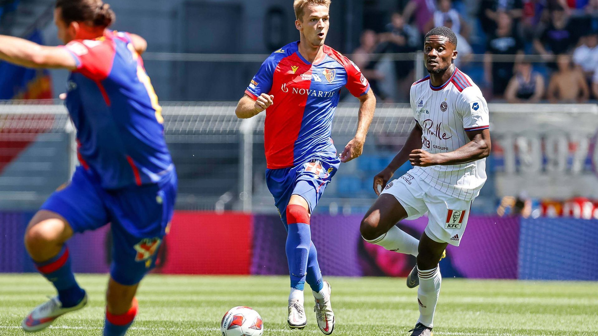 arnau_comas_durante_un_partido_con_el_basilea_foto_cordon_press_001.jpg arnau_comas_durante_un_partido_con_el_basilea_foto_cordon_press_001.jpg