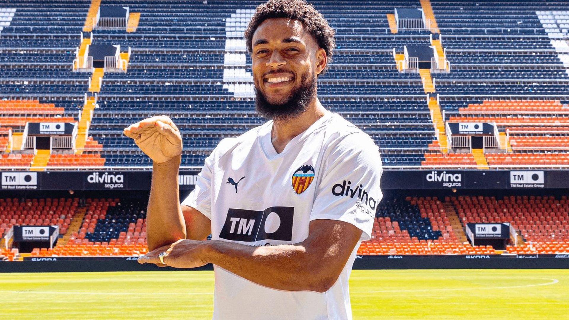 arnaut_danjuma_firma_con_el_valencia_cf_foto_valencia_cf_002.png