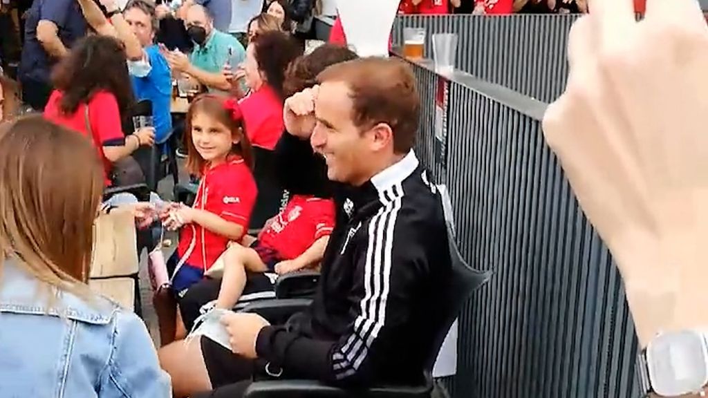 (MEDIASET) Arrasate celebra la victoria de Osasuna en una terraza junto al estadio y los hinchas enloquecen