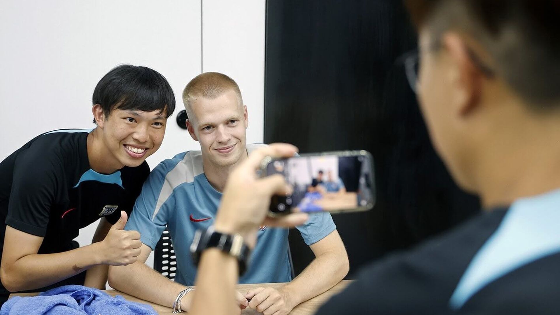 arthur_vermeeren_atiende_a_los_aficionados_del_atletico_en_hong_hong_foto_atm_001.jpg arthur_vermeeren_atiende_a_los_aficionados_del_atletico_en_hong_hong_foto_atm_001.jpg