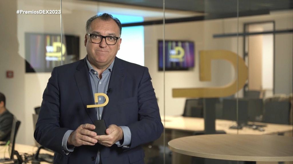 Arturo Bernal, consejero de La Junta de Andalucía, entrega el Premio DEX 2023 Igualdad a Olga Carmona