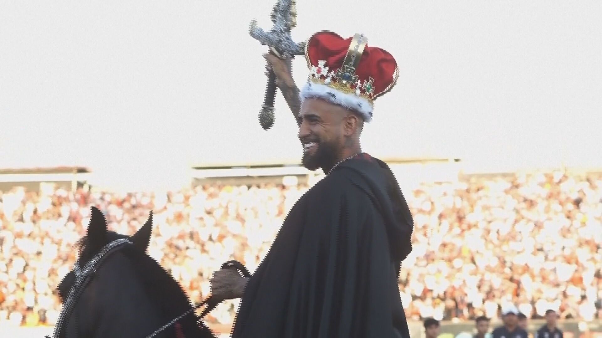 arturo_vidal_montado_a_caballo_en_su_presentacion_fuente_sntv.png