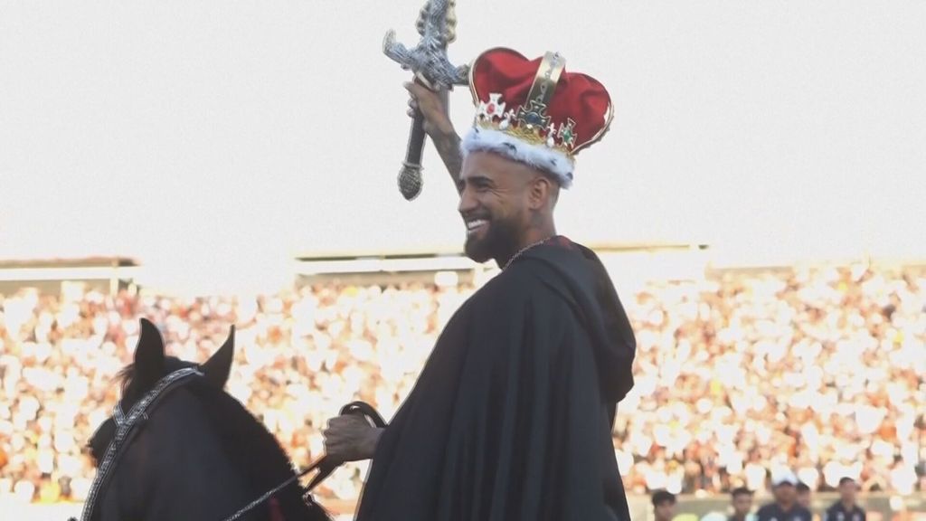 La presentación más surrealista que se recuerda: Vidal llega en helicoptero y recorre el estadio del Colo Colo a caballo