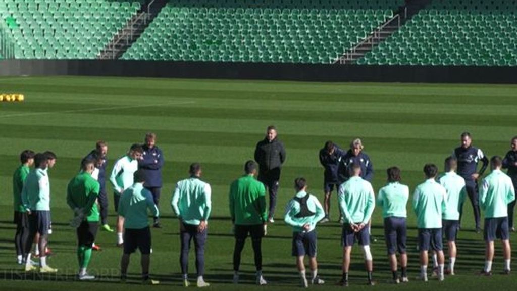 El Betis entrena en el Benito Villamarín antes del partido contra el FC Barcelona