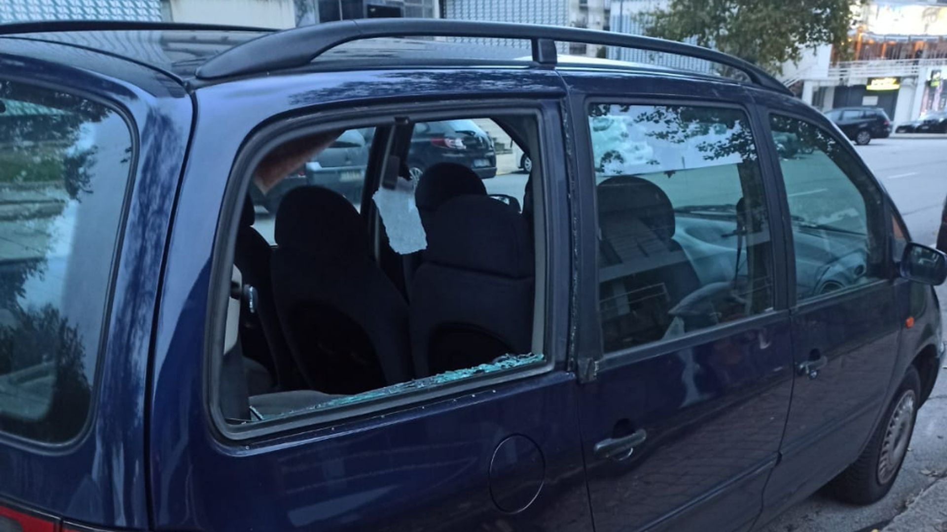 asi_quedo_el_coche_en_el_que_viajaban_los_seguidores_de_la_real_sociedad_redes_sociale.jpg asi_quedo_el_coche_en_el_que_viajaban_los_seguidores_de_la_real_sociedad_redes_sociale.jpg