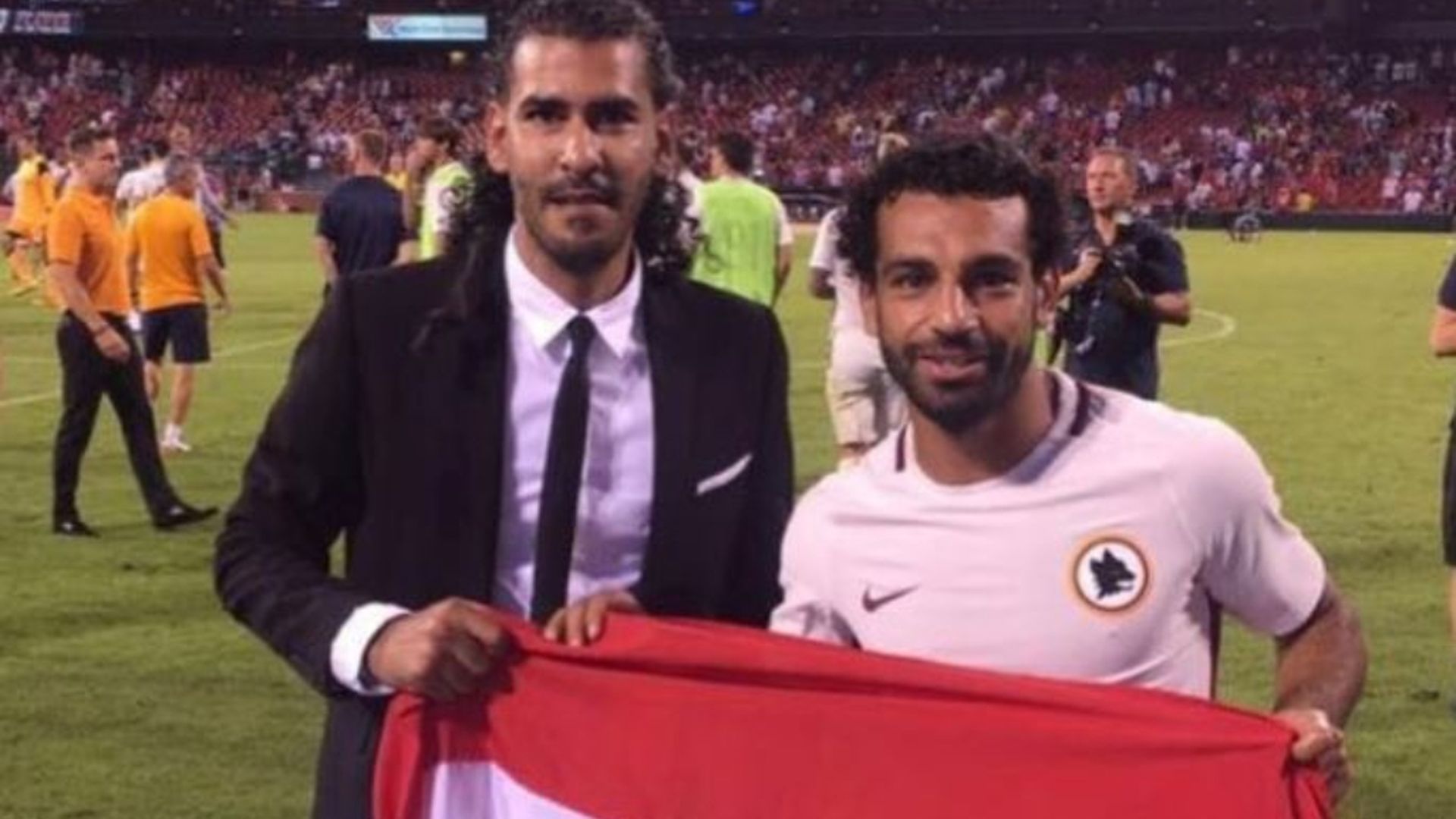 asi_trabajan_los_guardaespaldas_de_las_estrellas_de_futbol_escanean_cualquier_regalo_q.jpg asi_trabajan_los_guardaespaldas_de_las_estrellas_de_futbol_escanean_cualquier_regalo_q.jpg