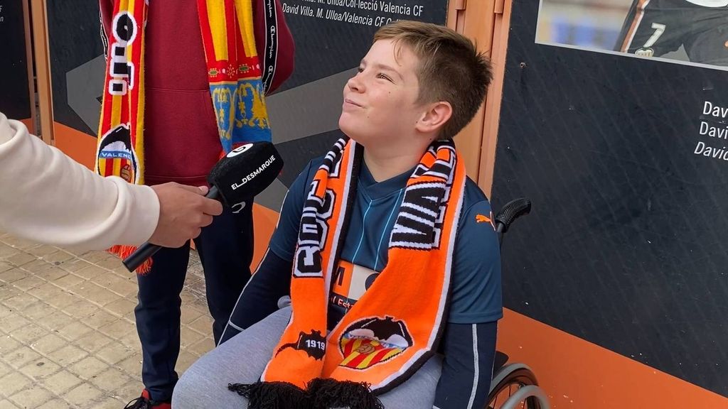 Asier, el aficionado del Valencia CF que acude a Mestalla desde Teruel y va en silla de ruedas