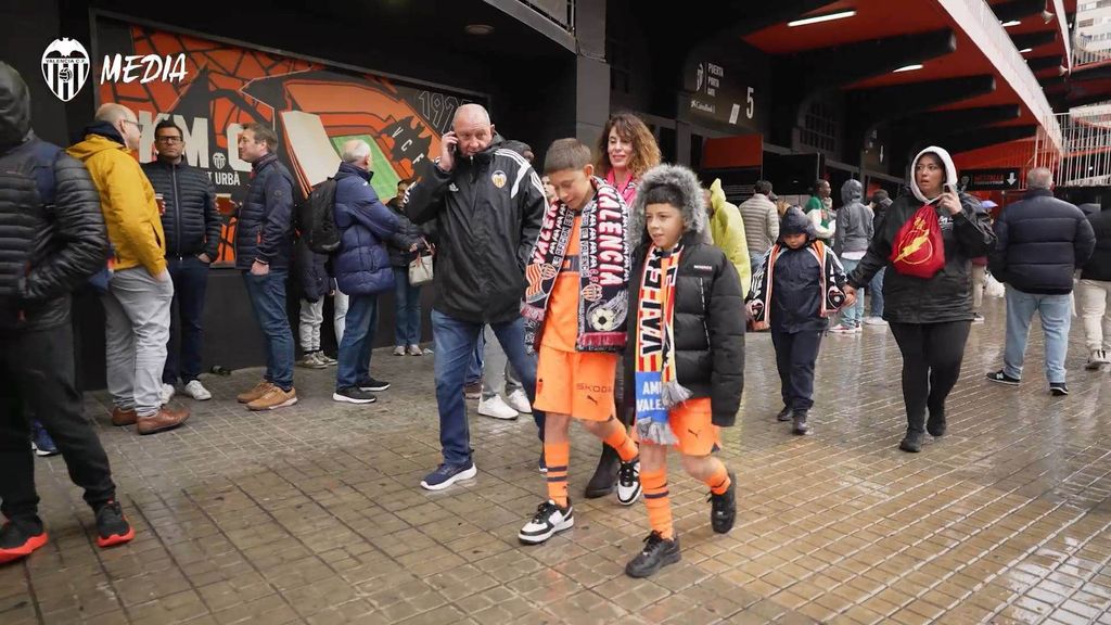 Asier, fan del Valencia CF, cumple el deseo de su padre fallecido