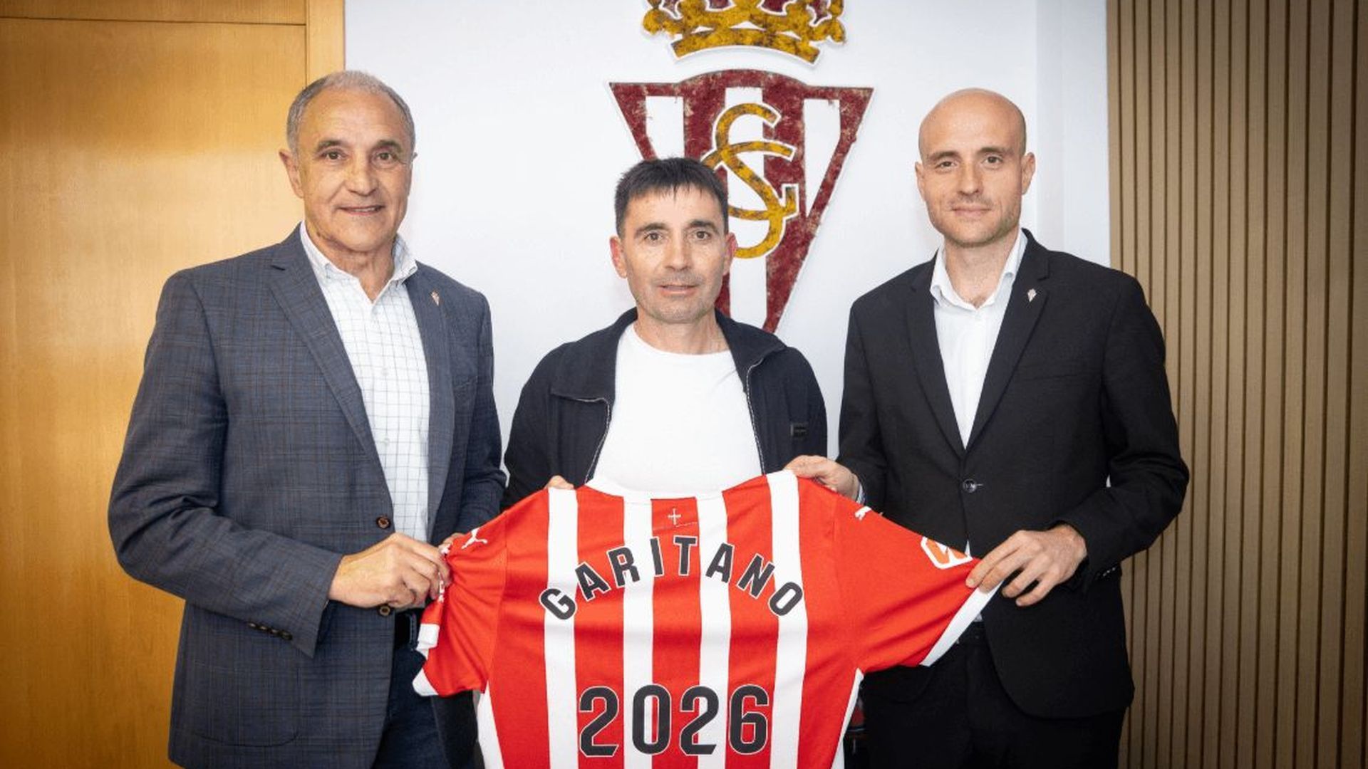 asier_garitano_posa_con_la_camiseta_del_sporting_tras_hacerse_oficial_su_fichaje_001.png