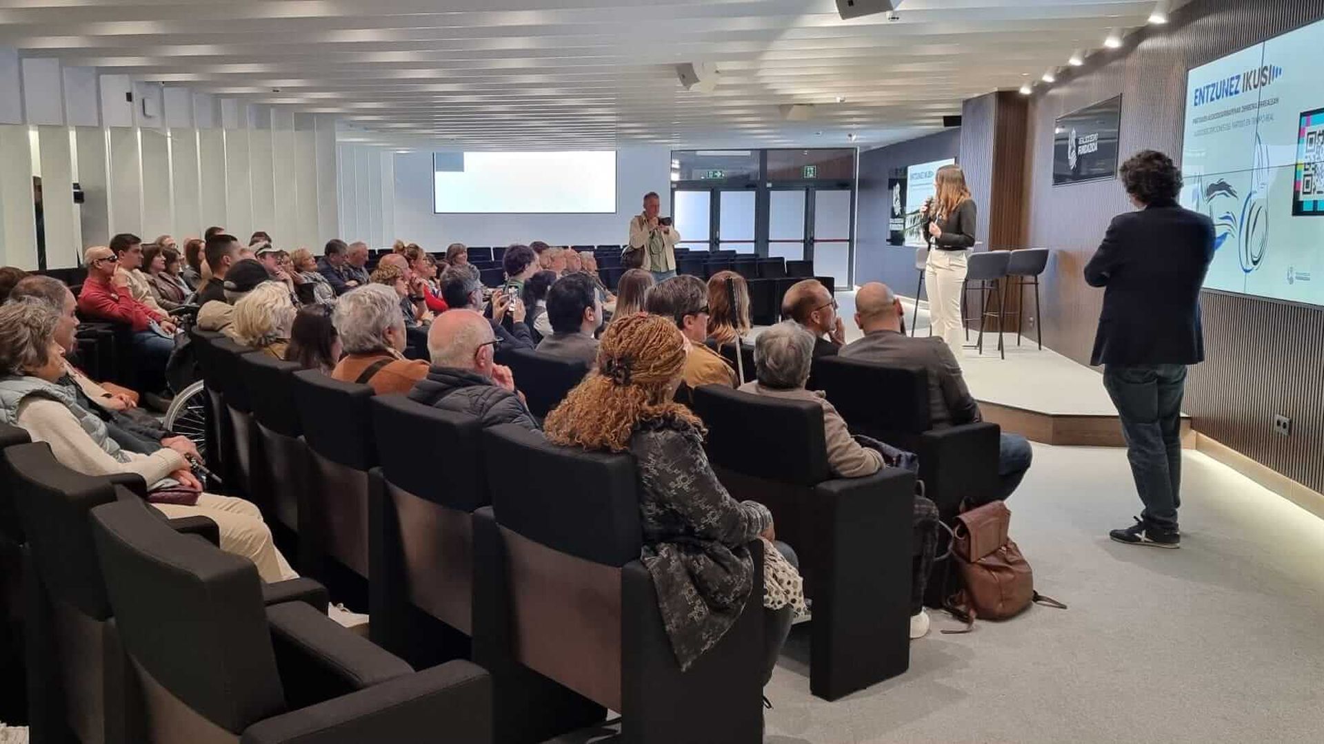 asistentes_a_la_presentacion_de_la_app_escoita_en_el_reale_arena.jpeg asistentes_a_la_presentacion_de_la_app_escoita_en_el_reale_arena.jpeg