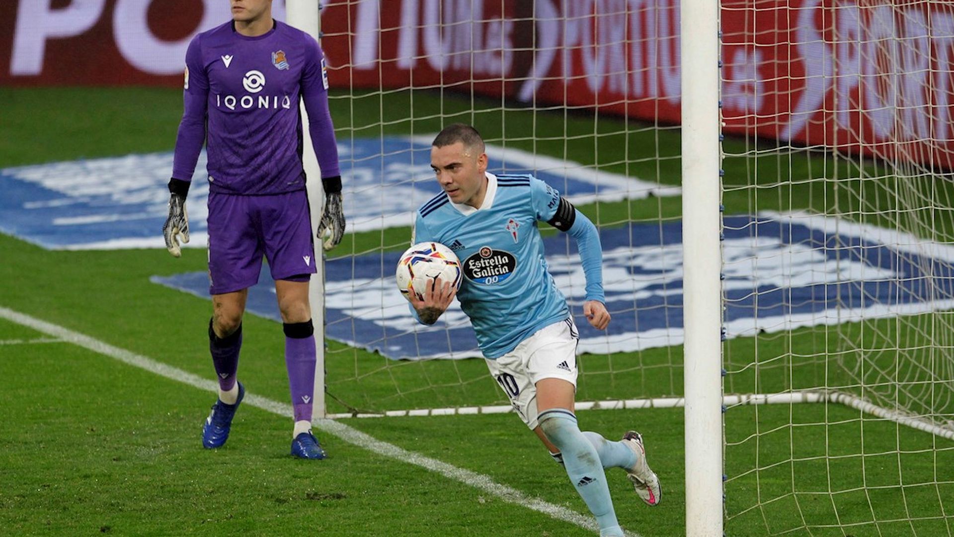 aspas_recoge_la_pelota_tras_su_gol_a_la_real_foto_efe_001.jpeg