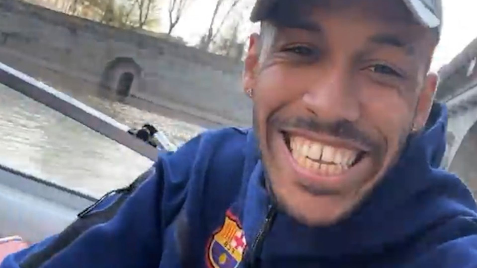 aubameyang_con_el_chandal_del_barsa_durante_un_paseo_en_barco_en_francia_001.jpg