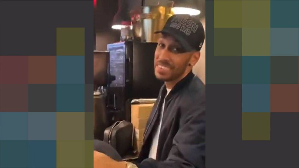 Aubameyang confiesa a un aficionado que quiere volver al Barça