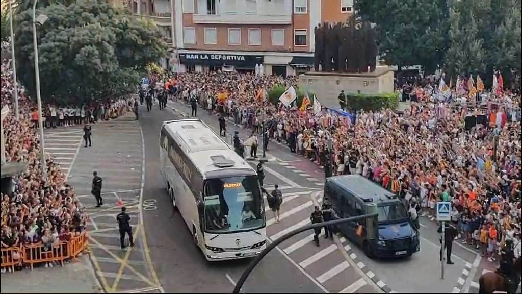 Llegada del autobús del Valencia a Mestalla antes del enfrentamiento con el Barcelona