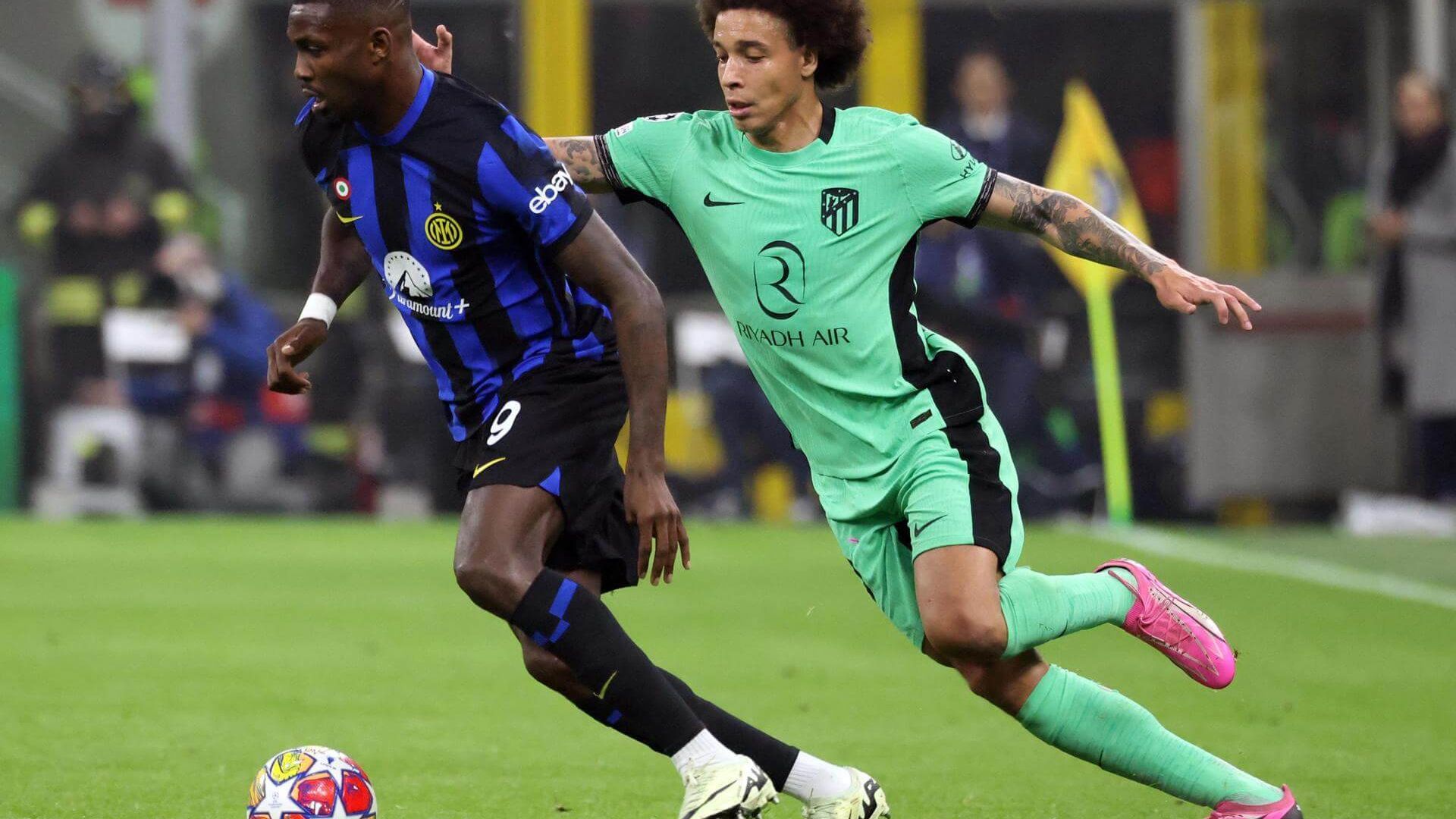 axel_witsel_disputa_un_balon_con_marcus_thuram_en_el_inter_atletico_foto_efe_001.jpg