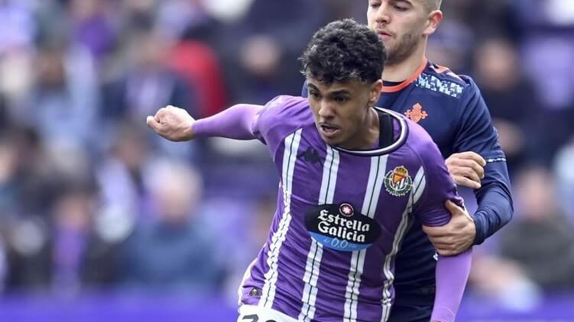 aznou_agarrado_por_carreira.jpeg aznou_agarrado_por_carreira.jpeg