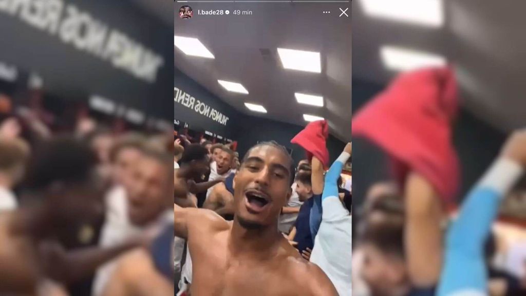 Loic Badé 'abre la puerta' del vestuario del Sevilla: la celebración tras ganar el derbi