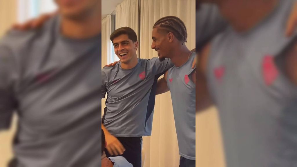 El reencuentro de Badé con Juanlu en su vuelta a los entrenamientos con el Sevilla