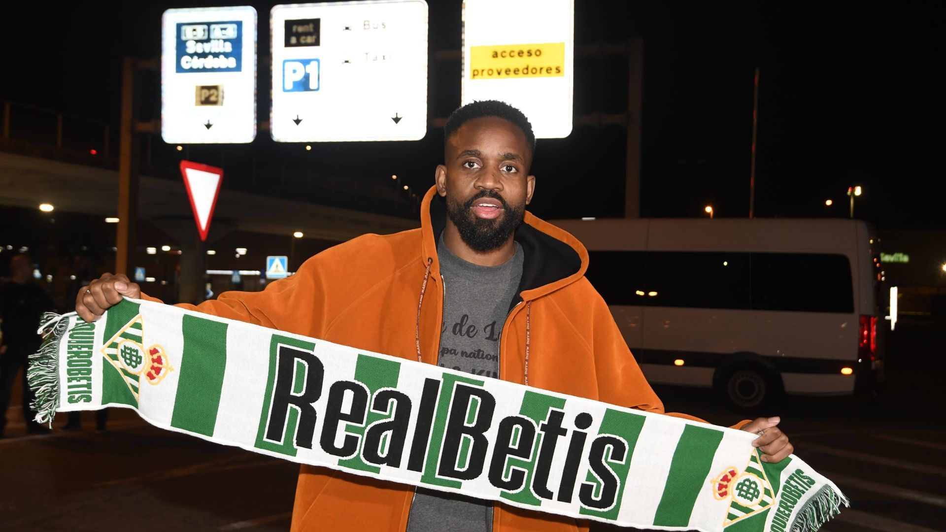 bakambu_llega_a_sevilla_y_se_pone_la_bufanda_del_betis_foto_kiko_hurtado_002.jpeg bakambu_llega_a_sevilla_y_se_pone_la_bufanda_del_betis_foto_kiko_hurtado_002.jpeg