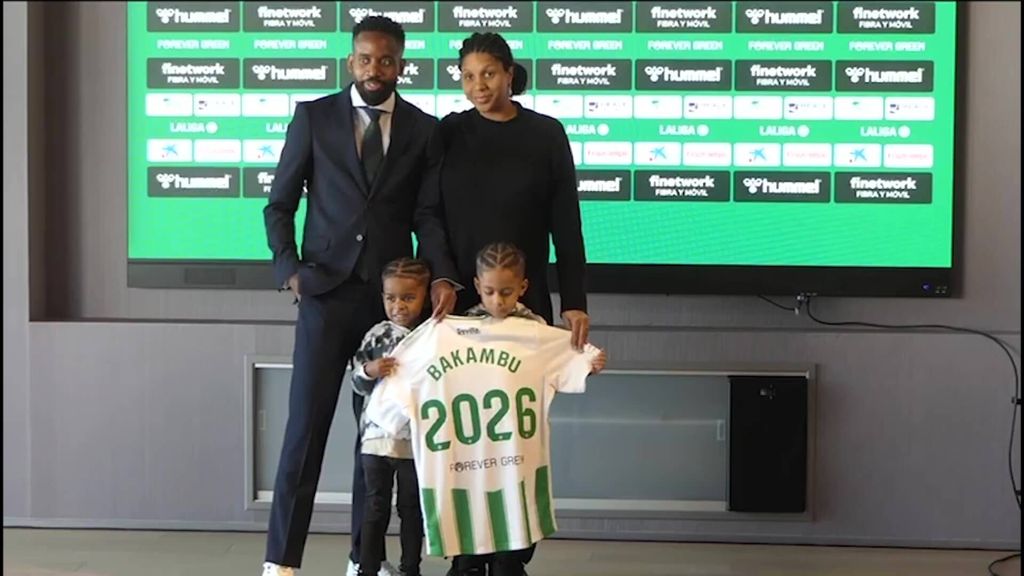El detalle familiar en la presentación de Bakambu: la foto y los toques al balón con sus hijos