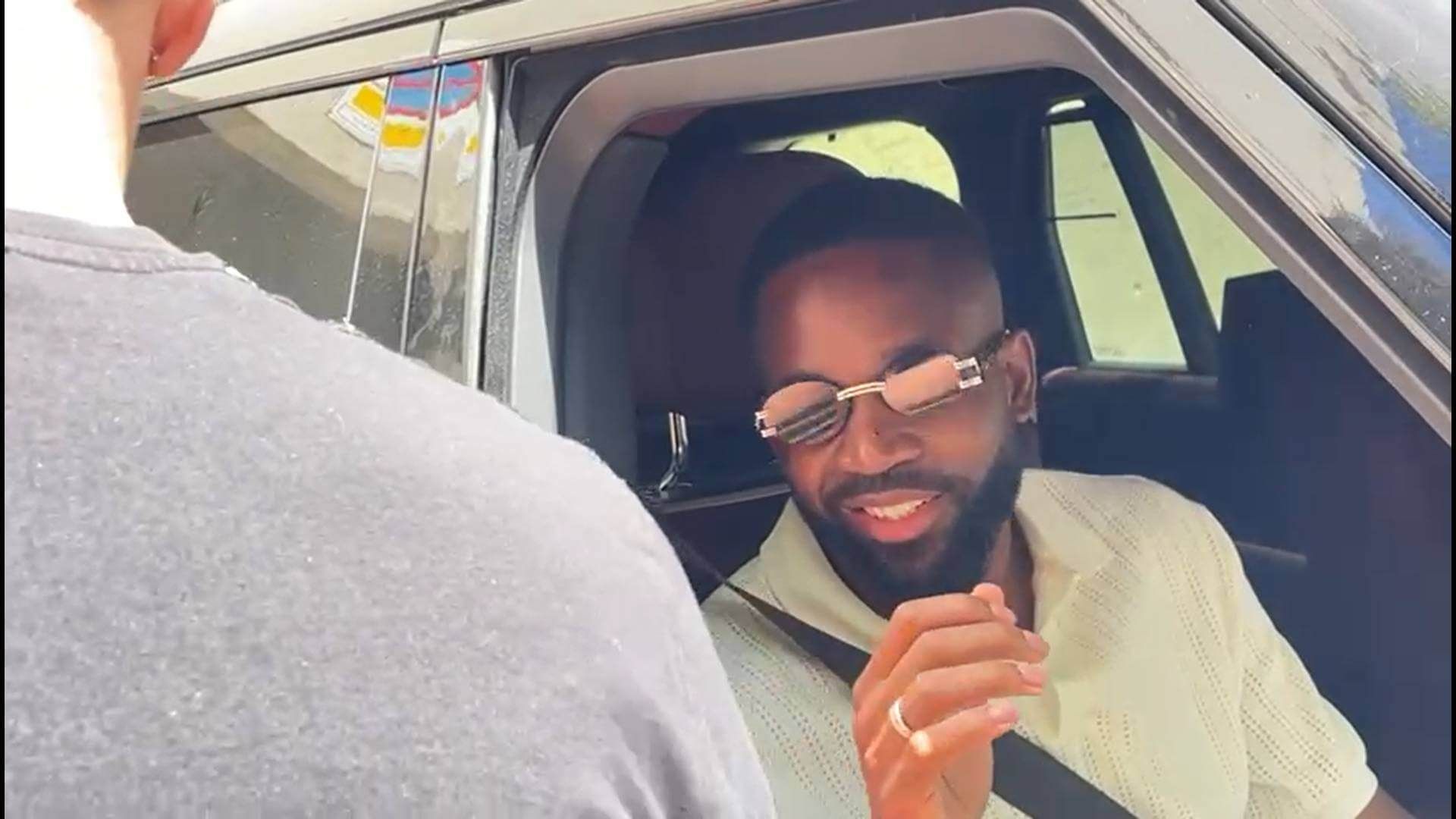 bakambu_se_hace_fotos_con_los_aficionados_a_la_salida_de_la_ciudad_deportiva_001.jpg bakambu_se_hace_fotos_con_los_aficionados_a_la_salida_de_la_ciudad_deportiva_001.jpg