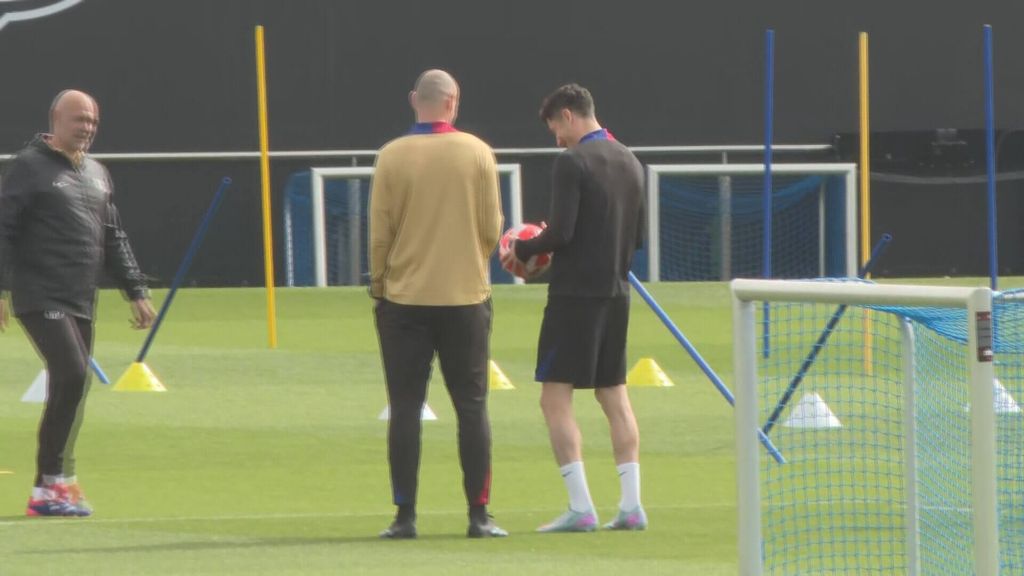 El staff del Barça y Robert Lewandowski prueban el nuevo balón de LALIGA