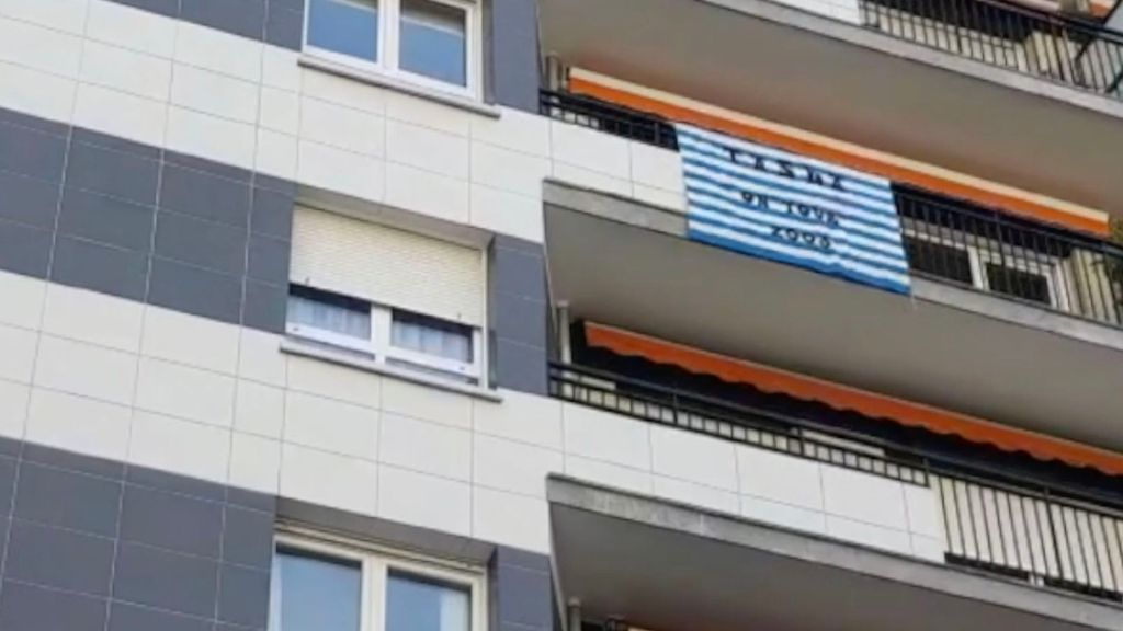 Banderas de la Real Sociedad en los balcones en el día de la Final de Copa