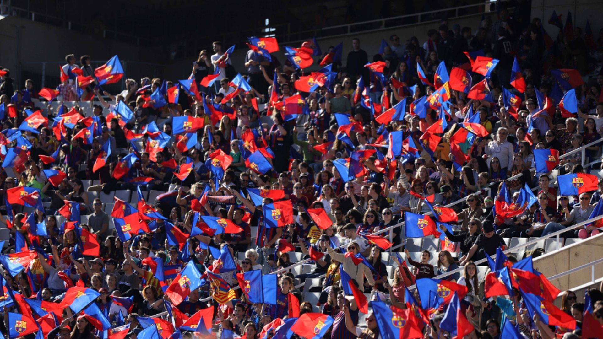 banderas_del_fc_barcelona_en_la_grada_de_montjuic_durante_el_clasico_fuente_cordon_pre_001.jpg