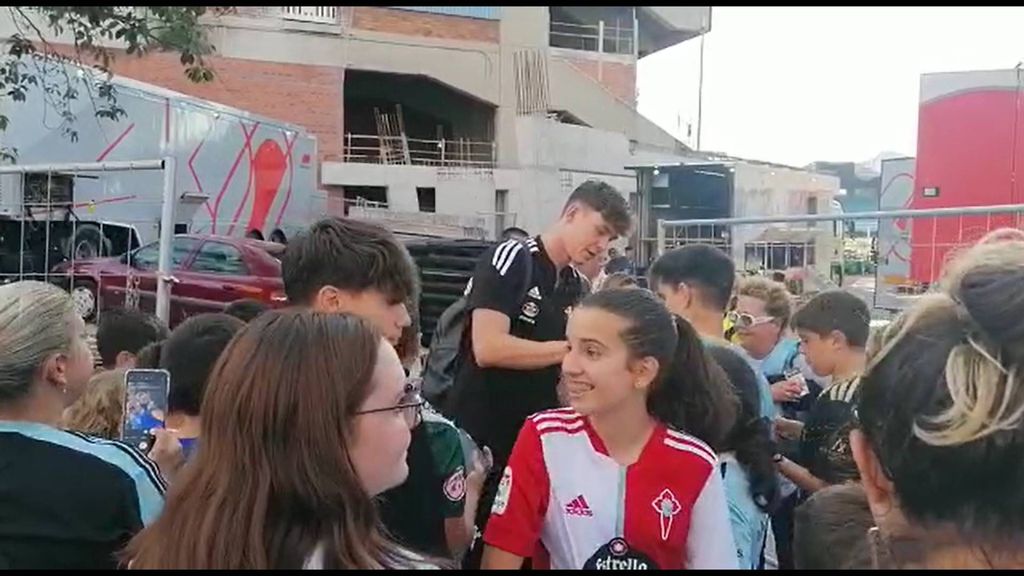 Baño de masas para Strand Larsen tras el Celta- Betis