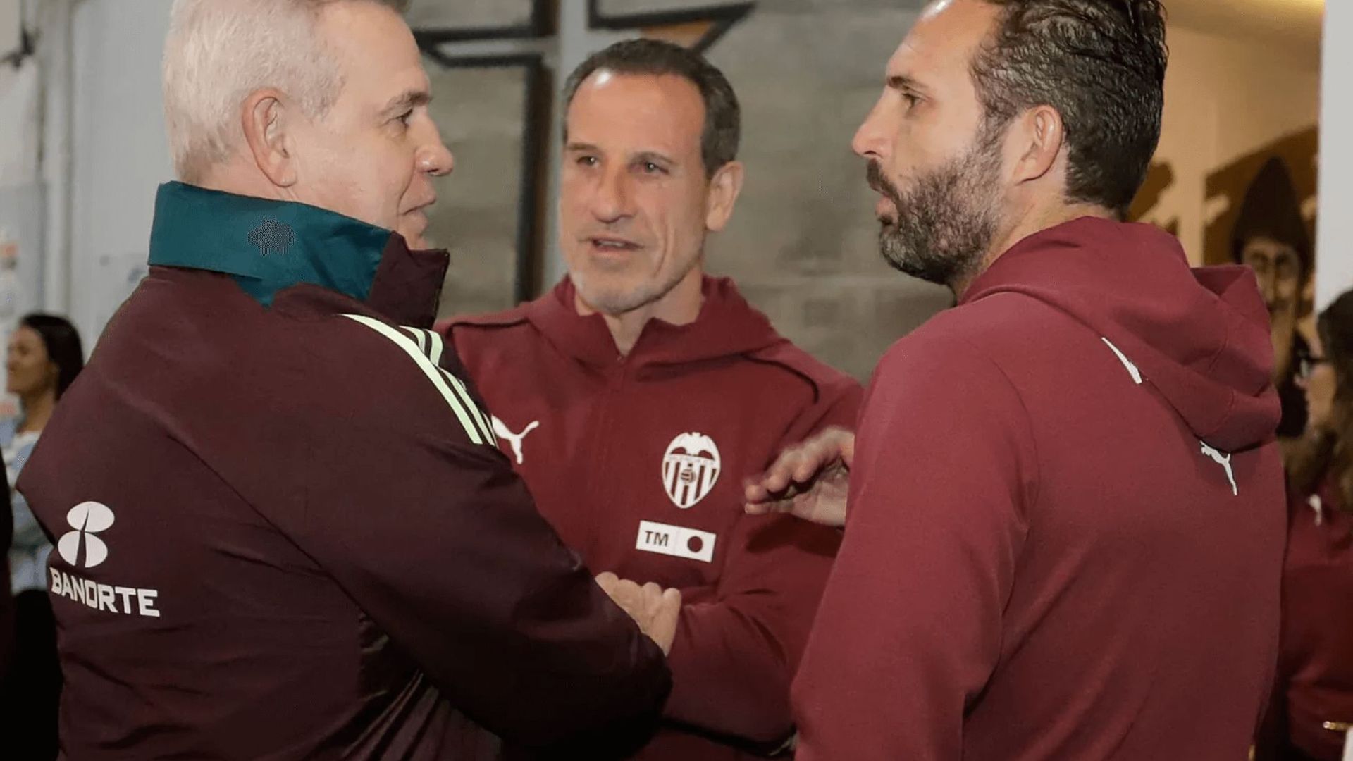 baraja_charla_con_javier_aguirre_delante_de_voro_foto_efe_001.png baraja_charla_con_javier_aguirre_delante_de_voro_foto_efe_001.png