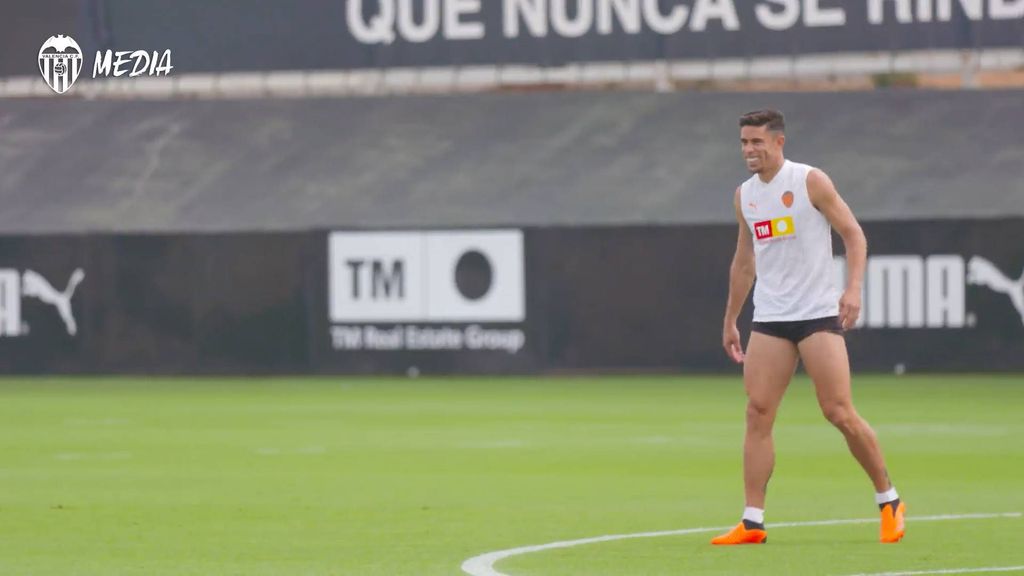 Baraja charla con la defensa titular del Valencia CF