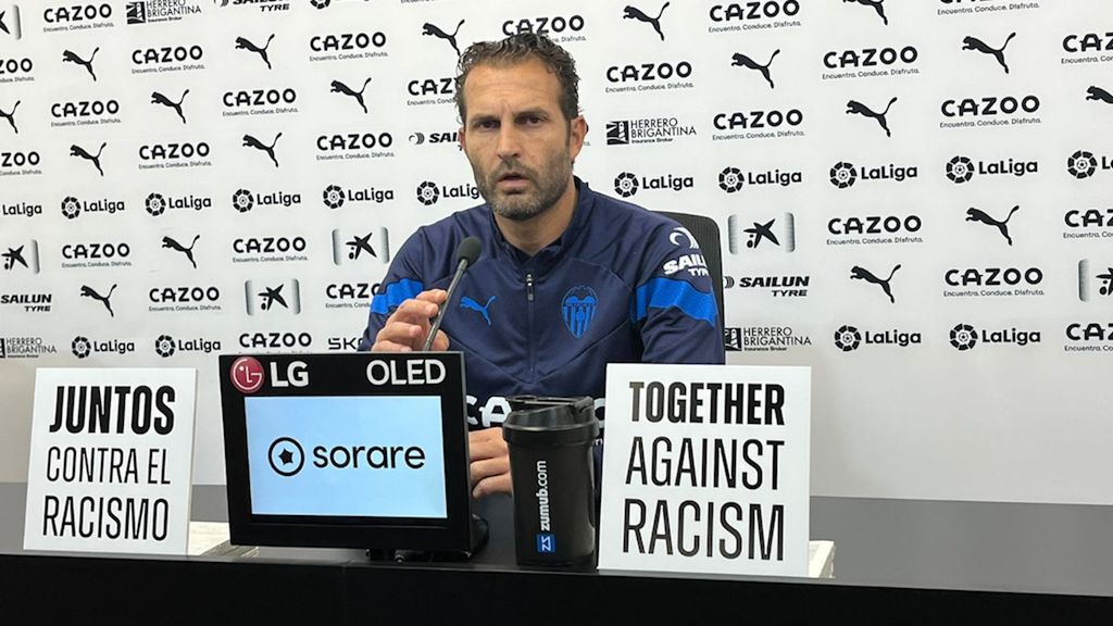 (Mediaset) Baraja comparece en rueda de prensa junto a dos carteles de apoyo a Vinicius: "Juntos"