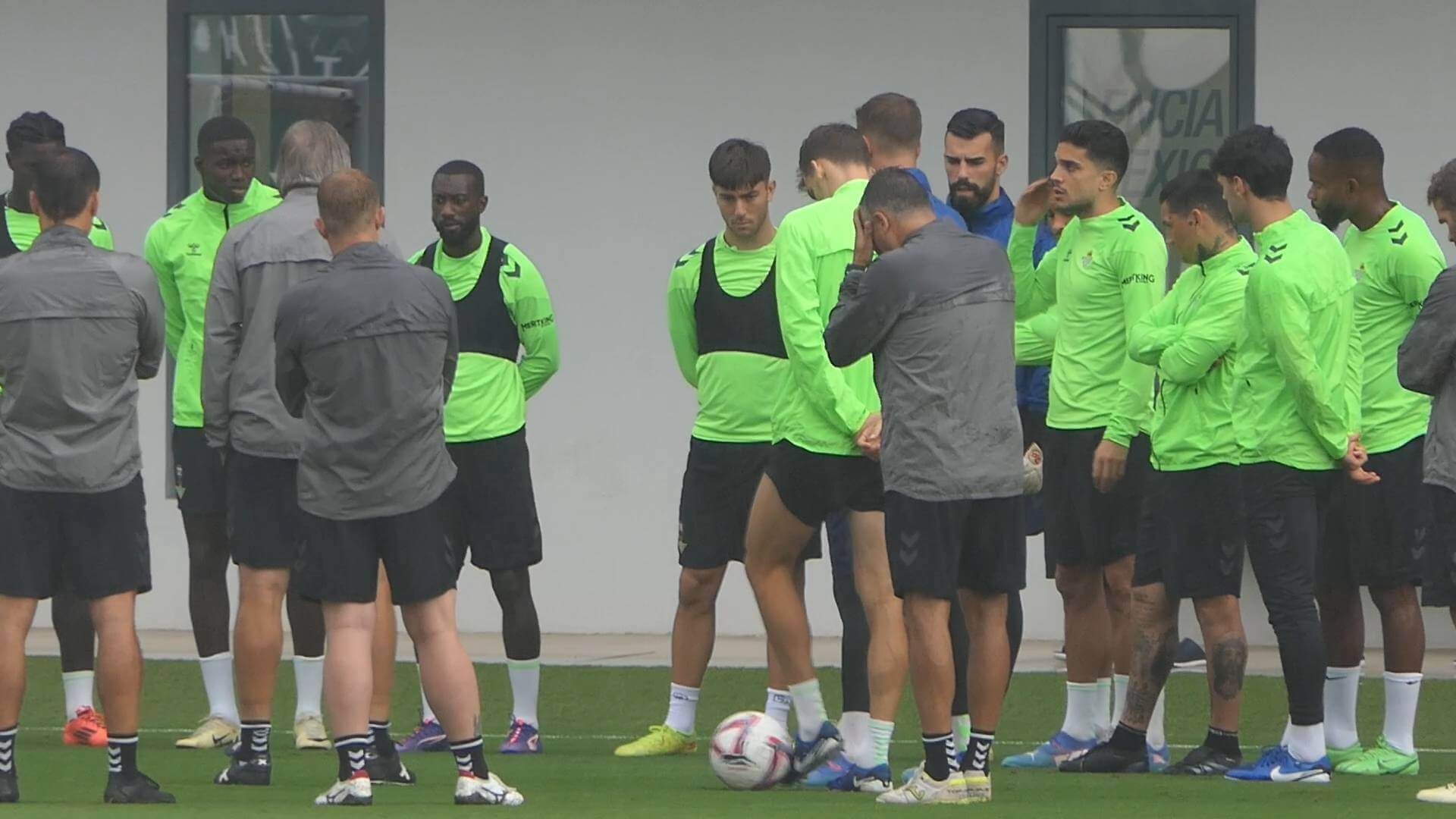 bartra_toma_la_palabra_en_el_entrenamiento_del_betis.jpg bartra_toma_la_palabra_en_el_entrenamiento_del_betis.jpg