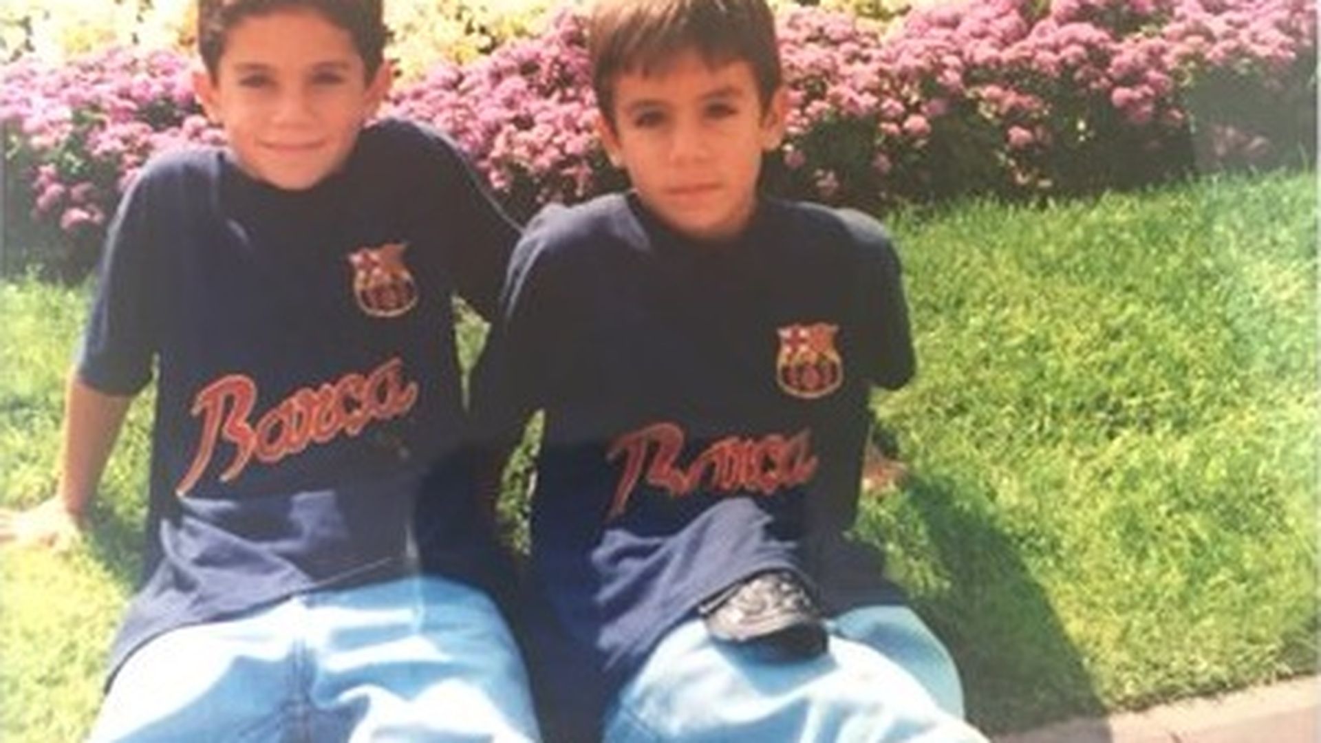 bartra_y_su_hermano_en_la_masia_001.jpg bartra_y_su_hermano_en_la_masia_001.jpg