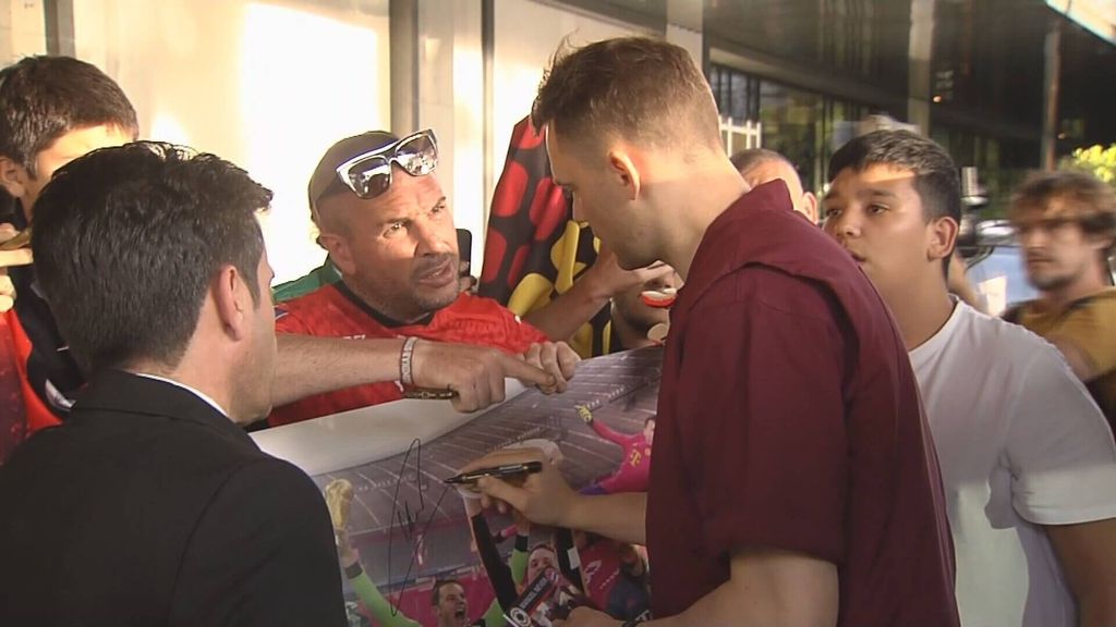 Manuel Neuer cumple el sueño de su mayor fan sevillano: firmas, un regalo ‘rechazado’ el vacile con el Sevilla FC
