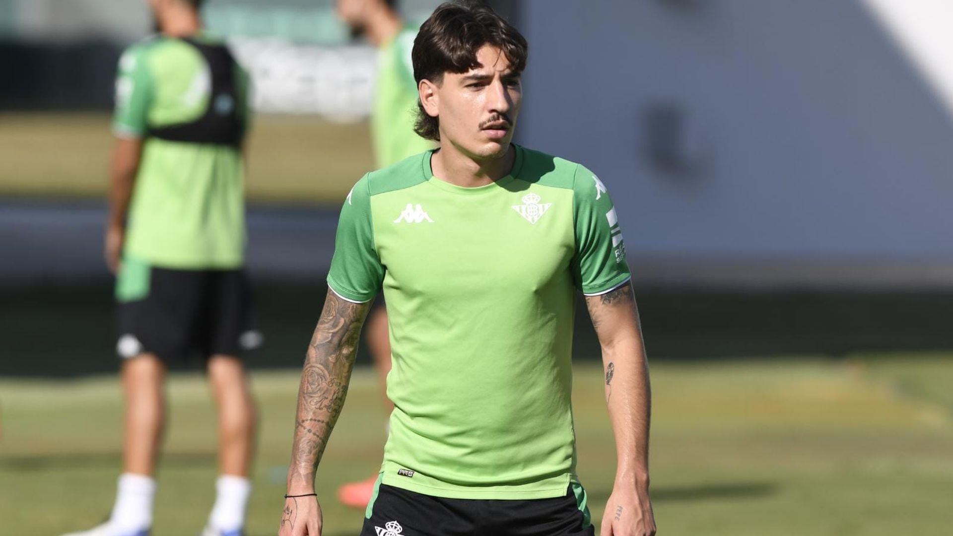 bellerin_en_el_entrenamiento_del_betis_foto_kiko_hurtadojpeg_001.jpeg